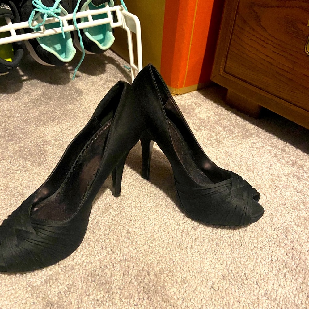 Barely worn black pumps